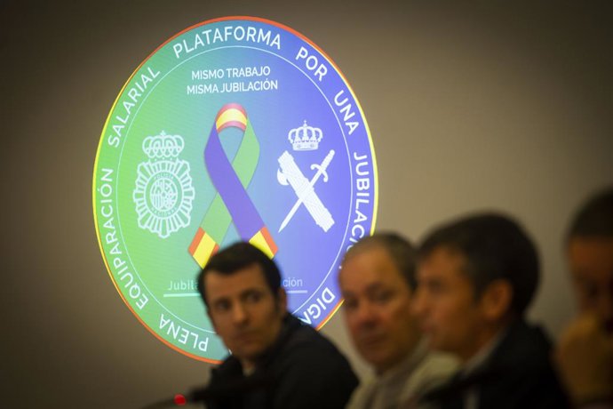 Archivo - Un cartel de la plataforma conjunta de policías y guardias civiles durante una rueda de prensa, en el Complejo Policial de Canillas, a 23 de febrero de 2023, en Madrid (España). La plataforma se dio a conocer el pasado mes de enero para alcanzar