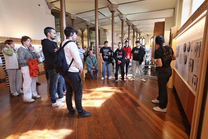 Imagen de una de las visitas guiadas realizadas en 2025 en el Museo Casa Botines Gaudí (León).