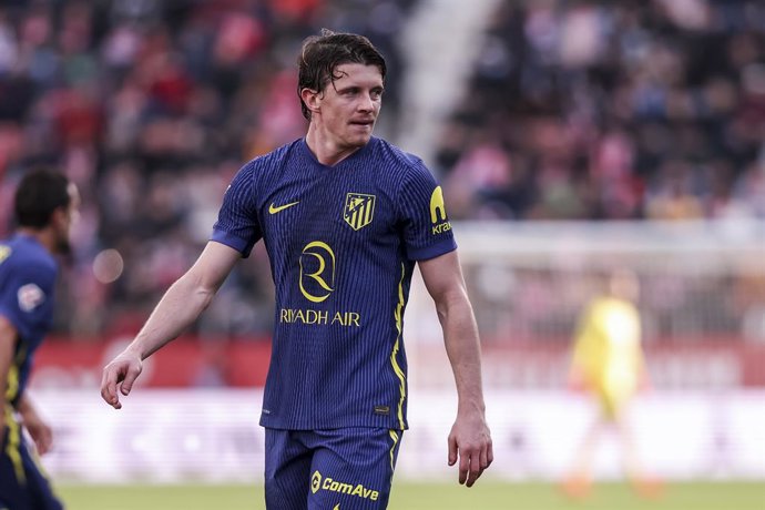 Conor Gallagher, do Atlético de Madrid, assiste ao jogo da liga espanhola, La Liga EA Sports, disputado entre o Girona FC e o Atlético de Madrid no estádio Montilivi, em 21 de dezembro de 2025, em Girona, Espanha.