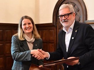 La consellera de Derechos Sociales e Inclusión, Mònica Martínez Bravo, y el alcalde de Lleida, Fèlix Larrosa.