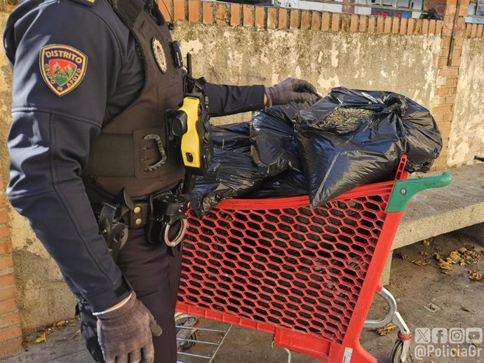 Agente de la Policía Local de Granada con el carrito que portaba marihuana