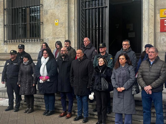 Diferentes representantes políticos, encabezados por el subdelegado del Gobierno en León, Héctor Alaiz Moretón, guardan un minuto de silencio en señal de condena y repulsa por los últimos asesinatos por presunta violencia de género.