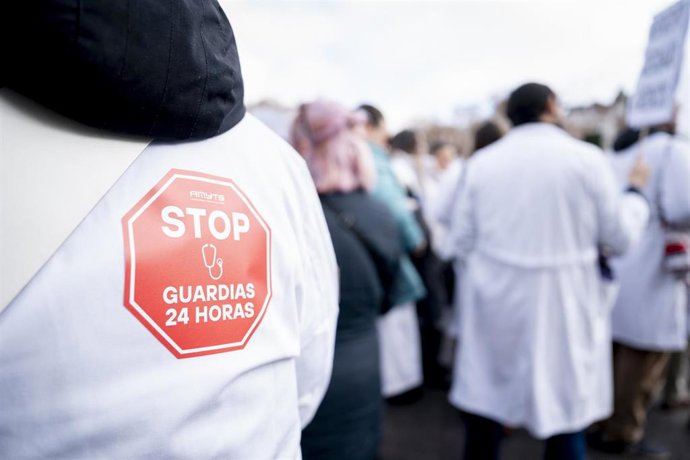 Una persona durante la manifestación de médicos de Madrid