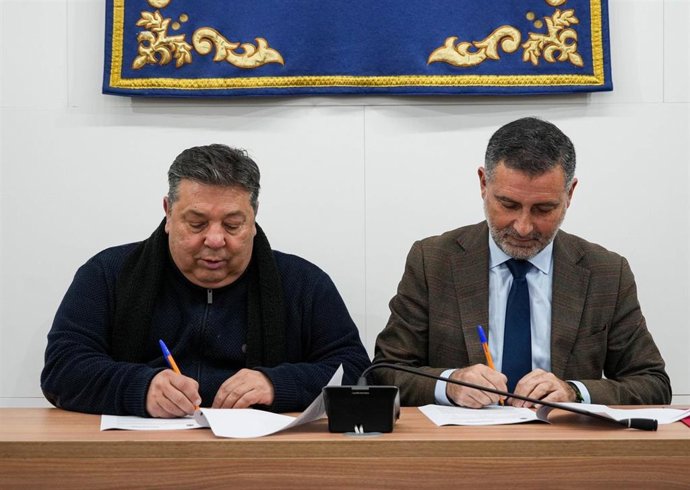 Acuerdo rubricado por el párroco José Antonio Omist López, y el alcalde del Ayuntamiento de Moguer, Gustavo Cuéllar.