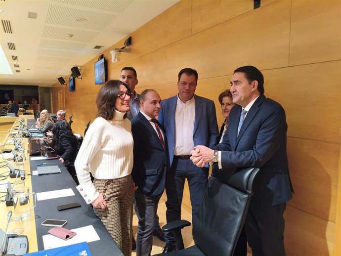 El consejero de Medio Ambiente, Vivienda y Ordenación del Territorio, Juan Carlos Suárez-Quiñones, junto a los miembros del Grupo Popular momentos antes de comparecer en la Comisión del ramo en las Cortes.