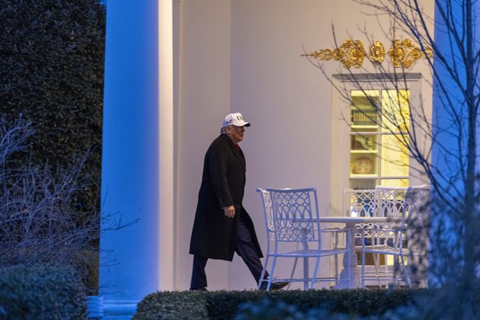 O presidente dos Estados Unidos, Donald J. Trump, caminha para o Salão Oval após desembarcar do Marine One no Jardim Sul da Casa Branca, em Washington, DC, EUA, em 13 de janeiro de 2026. O presidente Trump estava viajando para Detroit, Michigan, onde visi