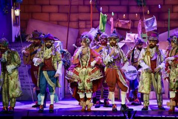 Archivo - La comparsa 'Las ratas' durante su actuación en la final del COAC en marzo de 2025. ARCHIVO.