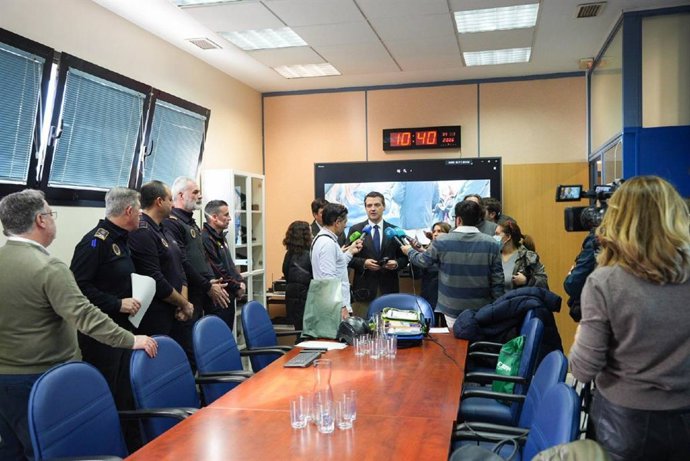El alcalde de Córdoba, José María Bellido, junto al teniente de alcalde de Seguridad, Jesús Coca, atienden a los medios en la nueva sala de emergencias de la Policía Local.