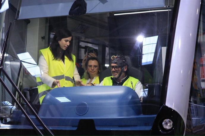 La consejera municipal de Medio Ambiente y Movilidad del Ayuntamiento de Zaragoza, Tatiana Gaudes, ha visitado las cocheras de Los Tranvías
