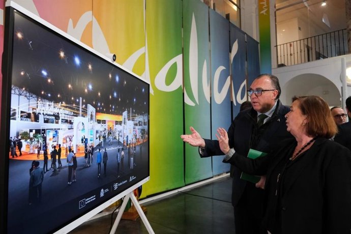 Andalucía presenta en Fitur su modelo turístico sostenible con 20 destinos en un espacio funcional y emocional. El consejero Arturo Bernal destaca las caractertísticas del mayor pabellón turístico de Andalucde de la historia.