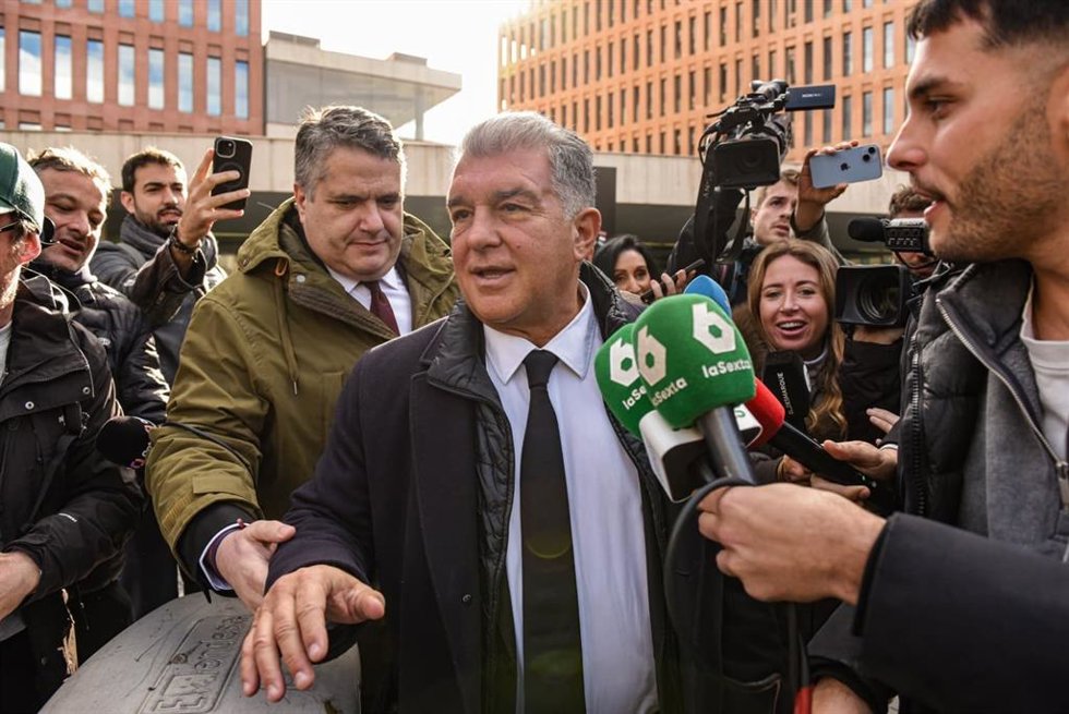 Archivo - El presidente del FC Barcelona, Joan Laporta, a su salida de la Ciutat de la Justícia en una imagen de archivo