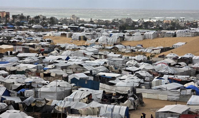 13 de janeiro de 2026, Khan Yunis, Faixa de Gaza, Território Palestino: Palestinos deslocados consertam tendas montadas em Khan Yunis, enquanto fortes ventos de inverno varrem o enclave palestino em 13 de janeiro de 2026. Um frágil cessar-fogo está em vig