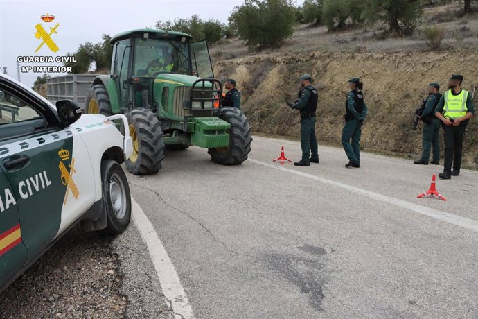 Archivo - Agentes de la Guardia Civil en un control durante la campaña agrícola.