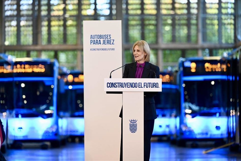 Archivo - La alcaldesa de Jerez de la Frontera (Cádiz), María José García-Pelayo, durante el acto de presentación de los 14 nuevos autobuses.