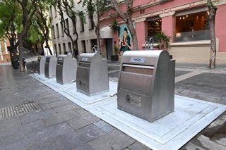 Contenedores soterrados recuperados en el casco histórico de Almería.