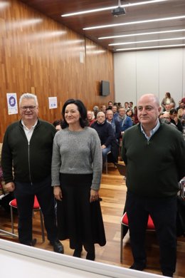 Crespín (centro), entre Morales y Martínez, una reunión de trabajo con los cuadros orgánicos e institucionales de su partido en la provincia.