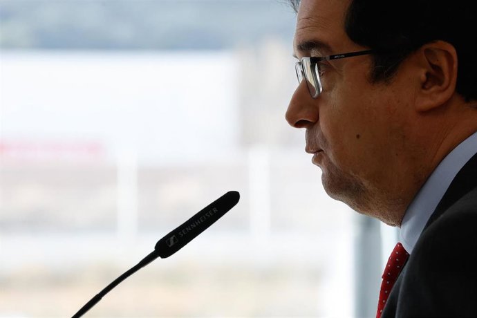 El ministro para la Transformación Digital y de la Función Pública, Óscar López, interviene durante una visita a las instalaciones de la plataforma logística Lookiero, a 8 de enero de 2026, en Miranda de Ebro, Castilla y León (España).