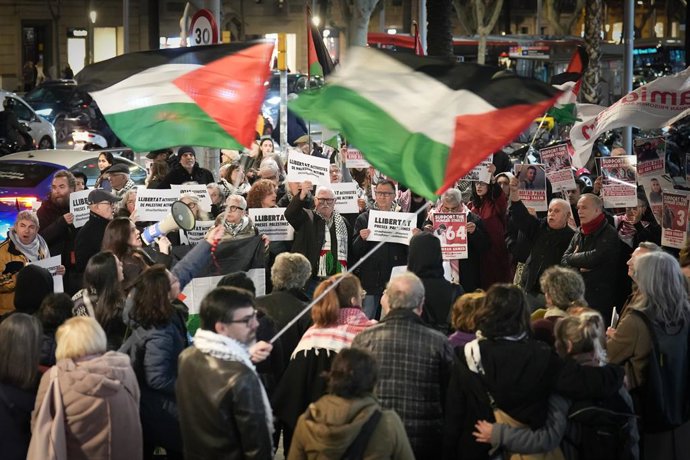 Un grup de persones durant una concentració en suport a activistes palestins en vaga de gana, a 14 de gener de 2026, a Barcelona, Catalunya (Espanya). Quatre activistes de l'organització Palestine Action mantenen la seva vaga de gana en protesta po