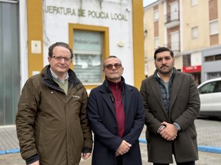 Representantes de Vox ante la Jefatura de Policía Local de La Carlota.