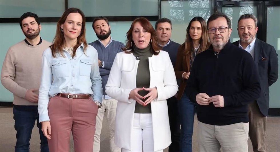 La portavoz de Vox Móstoles, Nieva Machín, junto a la portavoz en la Asamblea, Isabel Pérez Moñino, y el presidente provicial en Madrid, José Antonio Fúster.