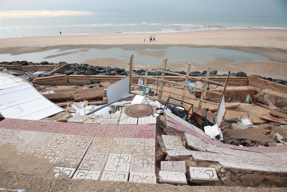 Imagen de los daños ocasionados por el pasado temporal que barrió Matalascañas (Huelva).