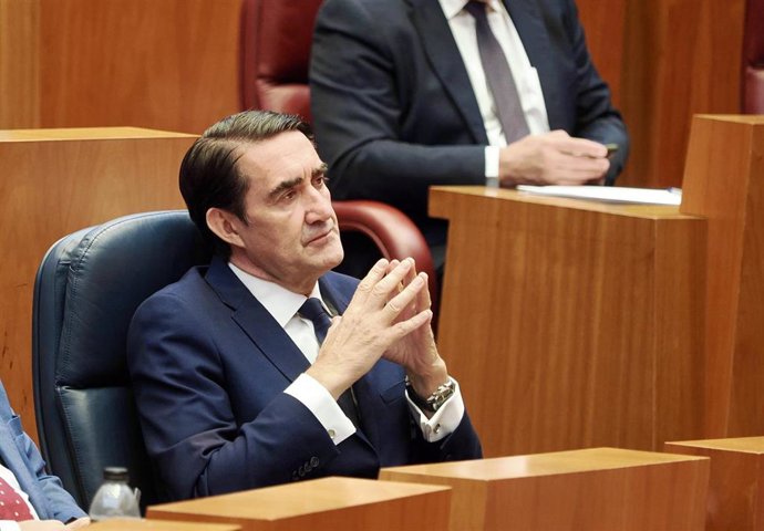 Archivo - El consejero de Medio Ambiente, Vivienda y Ordenación del Territorio, Juan Carlos Suárez-Quiñones, durante un Pleno de las Cortes.