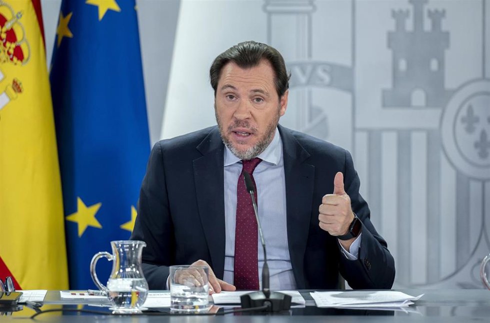 El ministro de Transportes y Movilidad Sostenible, Óscar Puente, durante una rueda de prensa posterior al Consejo de Ministros, en el Palacio de la Moncloa, a 23 de diciembre de 2025, en Madrid (España).  