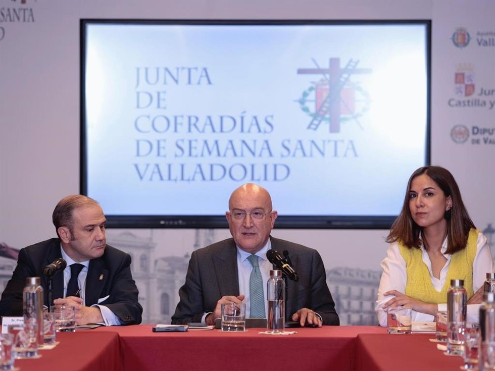 El alcalde de Valladolid, Jesús Julio Carnero (centro), junto a la concejala de Turismo, Eventos y Marca Ciudad, Blanca Jiménez (der), y el presidente de la Junta de Cofradías, Miguel Vegas
