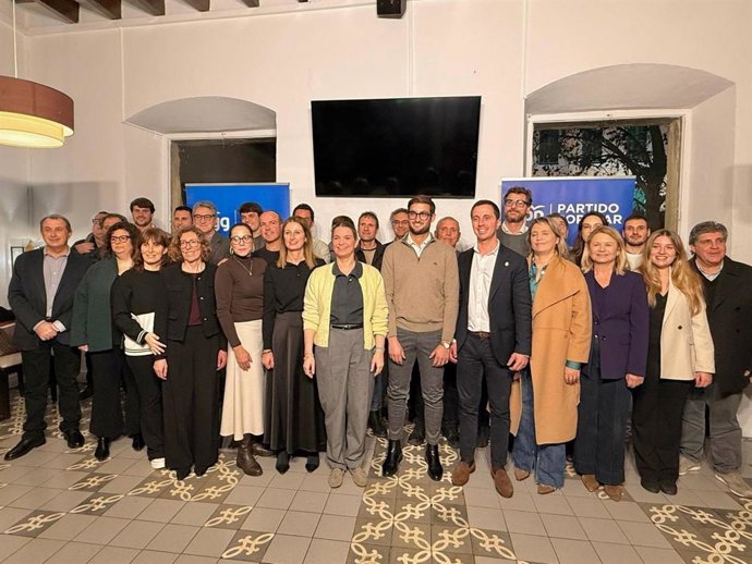 La presidenta del PP de Baleares, Marga Prohens, y otros cargos del partido en el acto de renovación de la junta local de los 'populares' de Manacor.