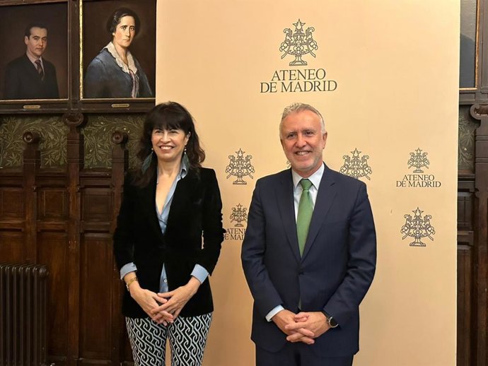 La ministra de Igualdad, Ana Redondo, y el ministro de Política Territorial y Memoria Democrática, Ángel Víctor Torres, en el acto Memoria LGTBI 'Orgullosamente Libres', a 14 de enero de 2026, en el Ateneo de Madrid (España).