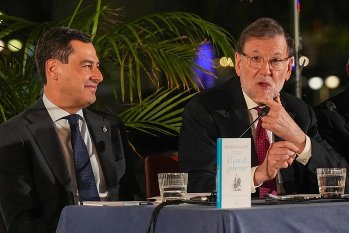 El expresidente del Gobierno Mariano Rajoy  durante la presentación del libro "El arte de gobernar". A 14 de enero de 2025 en Sevilla, Andalucía (España). El presidente de la Junta de Andalucía, Juanma Moreno, ha participado en Sevilla en la presentación 