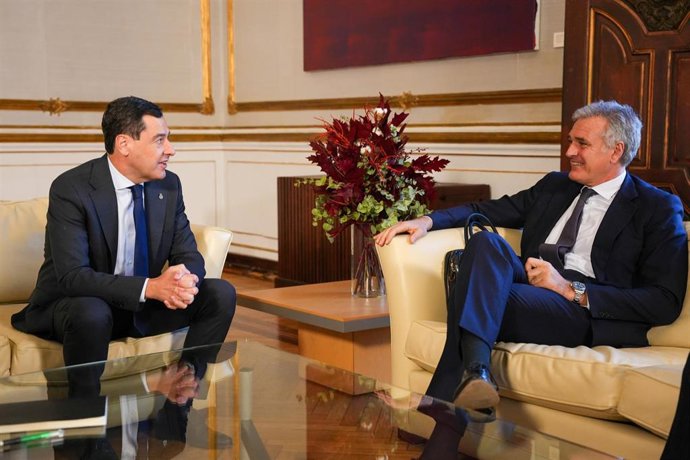 El presidente de la Junta de Andalucía, Juanma Moreno, y el presidente de la firma de auditoría y consultoría PwC España, Gonzalo Sánchez
