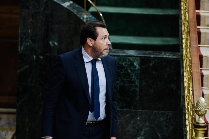 Archivo - El ministro de Transportes y Movilidad Sostenible, Óscar Puente, durante una sesión plenaria