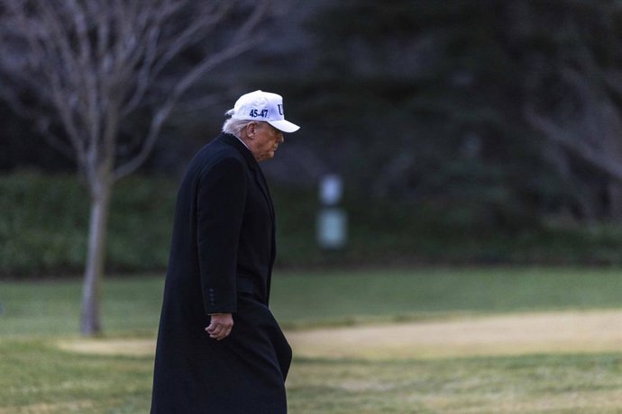 O presidente dos Estados Unidos, Donald J. Trump, caminha para o Salão Oval após desembarcar do Marine One no Jardim Sul da Casa Branca, em Washington, DC, EUA, em 13 de janeiro de 2026. O presidente Trump estava viajando para Detroit, Michigan, onde visi