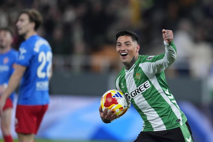 'Chimy' Ávila celebra un gol con el Betis frente al Elche en la Copa del Rey MAPFRE.