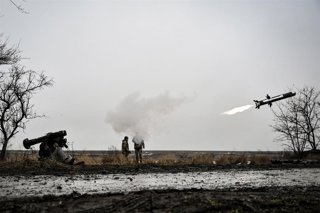 Imagen de archivo de militares ucranianos disparando un sistema de misiles antitanque