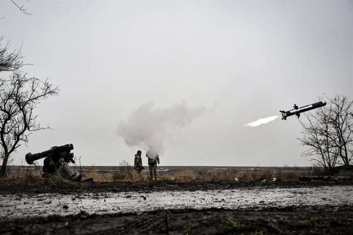 Imagen de archivo de militares ucranianos disparando un sistema de misiles antitanque