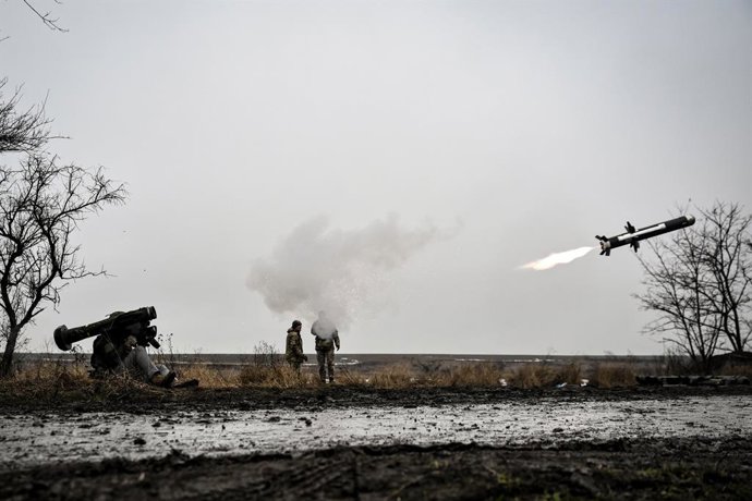 7 de janeiro de 2026, Ucrânia: Um soldado dispara um sistema de mísseis antitanque portátil Javelin de terceira geração, após receber instrução teórica e prática em simulador durante sessões de treinamento profissional para melhorar as qualificações dos o