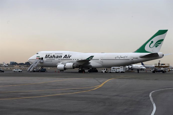 Archivo - January 8, 2025, Tehran, Iran: An Iranian Mahan Airlines aircraft is parked at the Mehrabad International Airport in western Tehran.