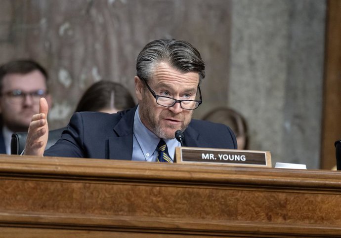 Archivo - January 29, 2025, Washington, District Of Columbia, USA: United States Senator Todd Young (Republican of Indiana) questions Robert F Kennedy, Jr as he testifies before the US Senate Committee on Finance concerning his nomination to be US Secreta