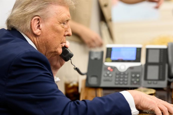 Archivo - Arquivo - 18 de agosto de 2025 - Washington, Distrito de Columbia, EUA - O presidente Donald Trump conversa por telefone com o presidente russo Vladimir Putin, na segunda-feira, 18 de agosto de 2025, no Salão Oval.