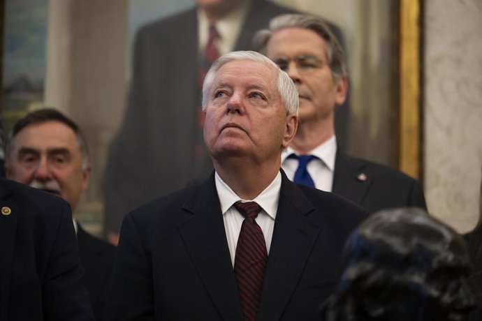 Archivo - November 10, 2025, Washington, District Of Columbia, USA: United States Senator Lindsey Graham (Republican of South Carolina) is seen during a swearing in ceremony for Sergio Gor, US Ambassador to India, in the Oval Office of the White House in 