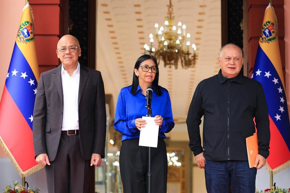De izquierda a derecha: el presidente del Parlamento, Jorge Rodríguez; la presidenta encargada de Venezuela, Delcy Rodríguez; y el ministro del Interior, Diosdado Cabello