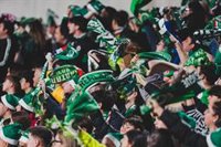 Los aficionados del Racing se vuelcan con su equipo en la vuelta del Barça a Santander