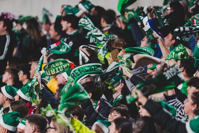 Los aficionados del Racing se vuelcan con su equipo en la vuelta del Barça a Santander