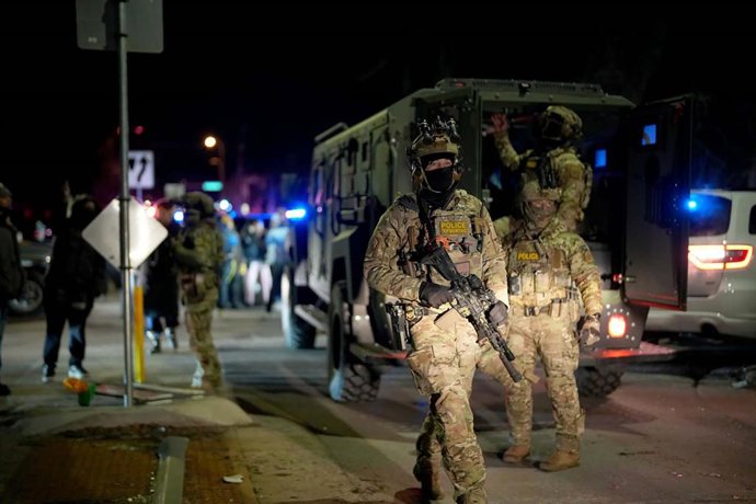 14 de janeiro de 2026: Agentes do ICE mantêm manifestantes afastados da área onde um agente federal atirou e feriu um homem no norte de Minneapolis na quarta-feira, 14 de janeiro.