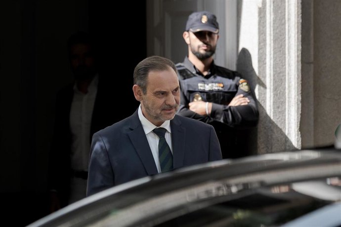 Archivo - El exministro de Transportes José Luis Ábalos, a su salida del Tribunal Supremo, a 15 de octubre de 2025, en Madrid (España).