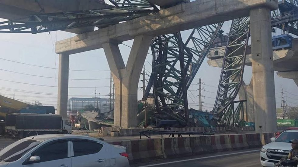 Una grúa colapsa sobre una autopista en Samut Sakhon, Tailandia