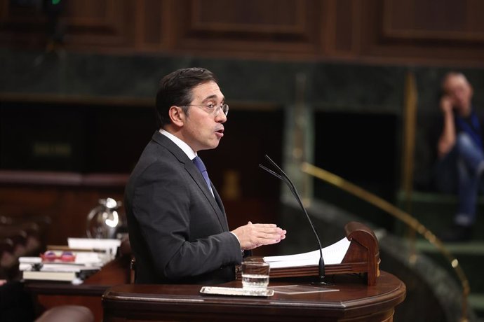 Archivo - El ministro de Asuntos Exteriores, Cooperación y Unión Europea, José Manuel Albares, interviene durante una sesión de control al Gobierno, en el Congreso de los Diputados, a 10 de diciembre de 2025, en Madrid (España). El Gobierno se enfrenta un