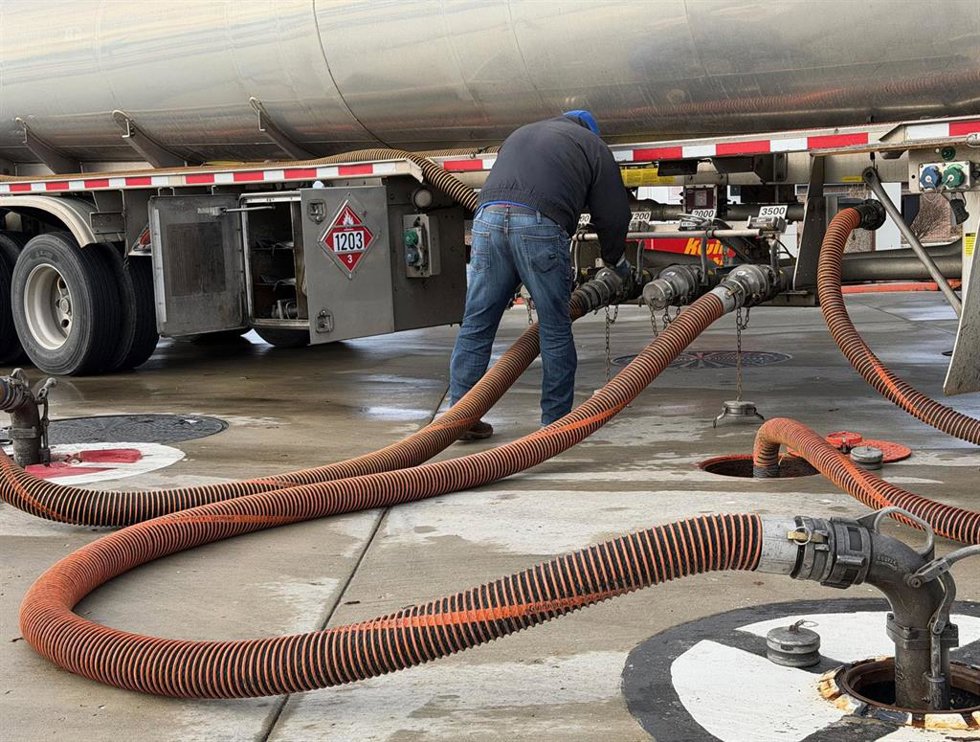 Archivo - Un mayorista llena tanques de almacenamiento subterráneos en una gasolinera de Racine, Wisconsin